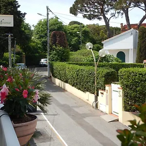 מלון Miramar- Cap D'antibes - La Garoupe Plage, אנטיב